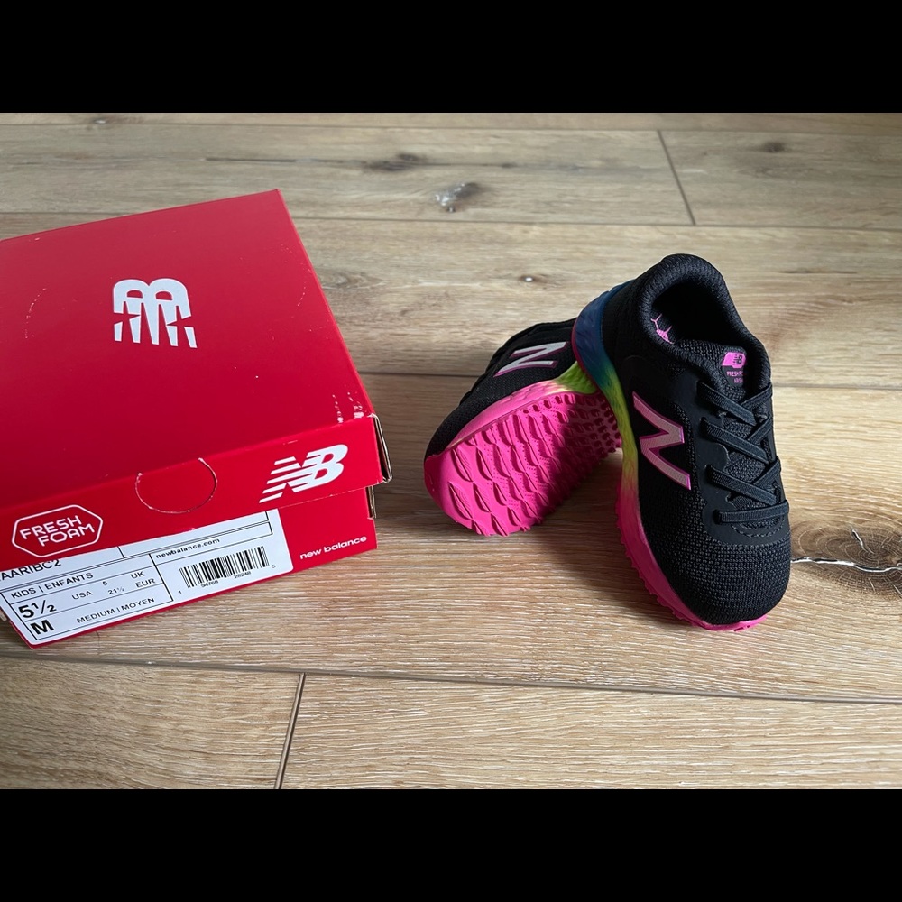 Kids New Balance tennis shoes Size: 5.5